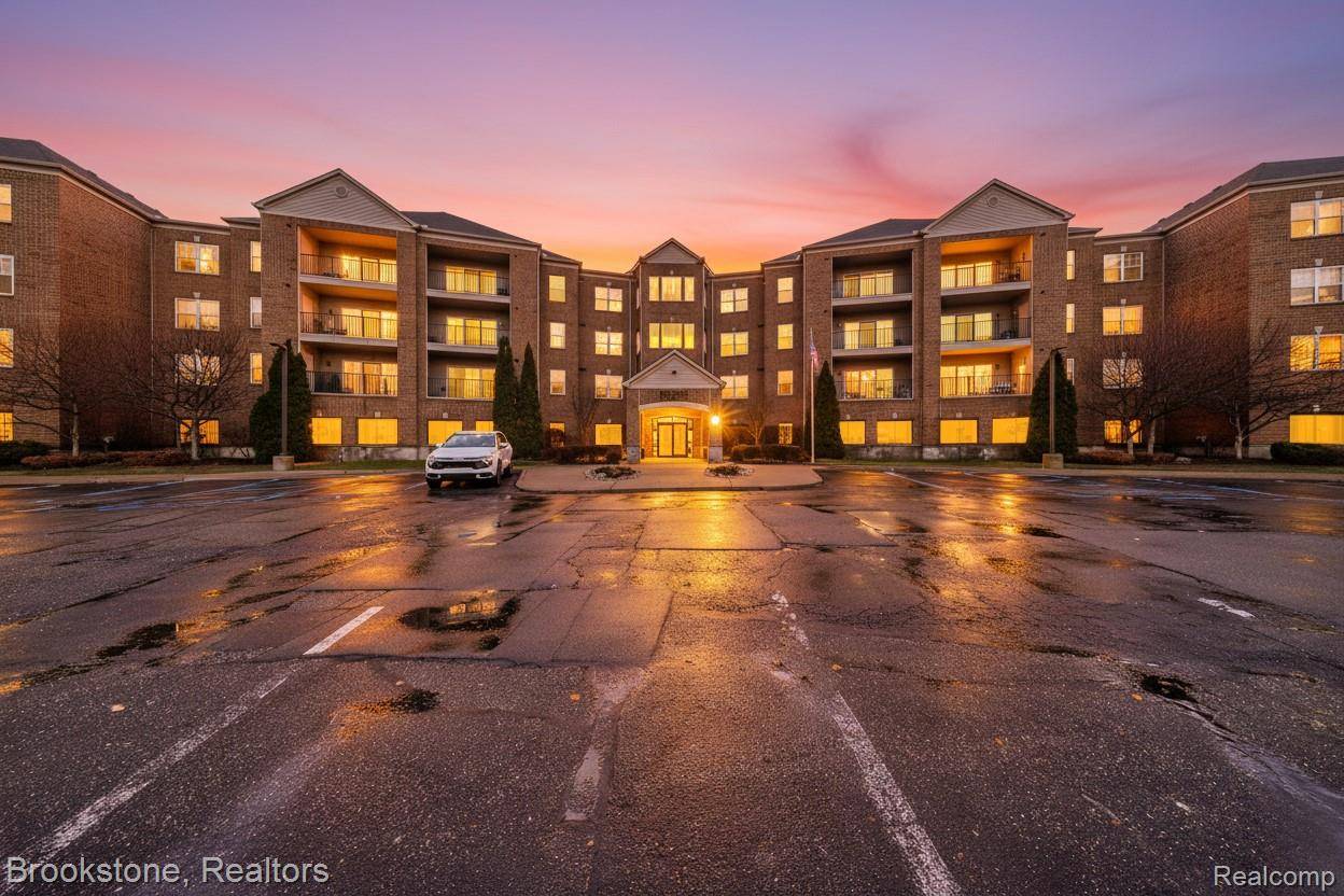 St. Clair Shores, MI 48082,2112 Country Club DR