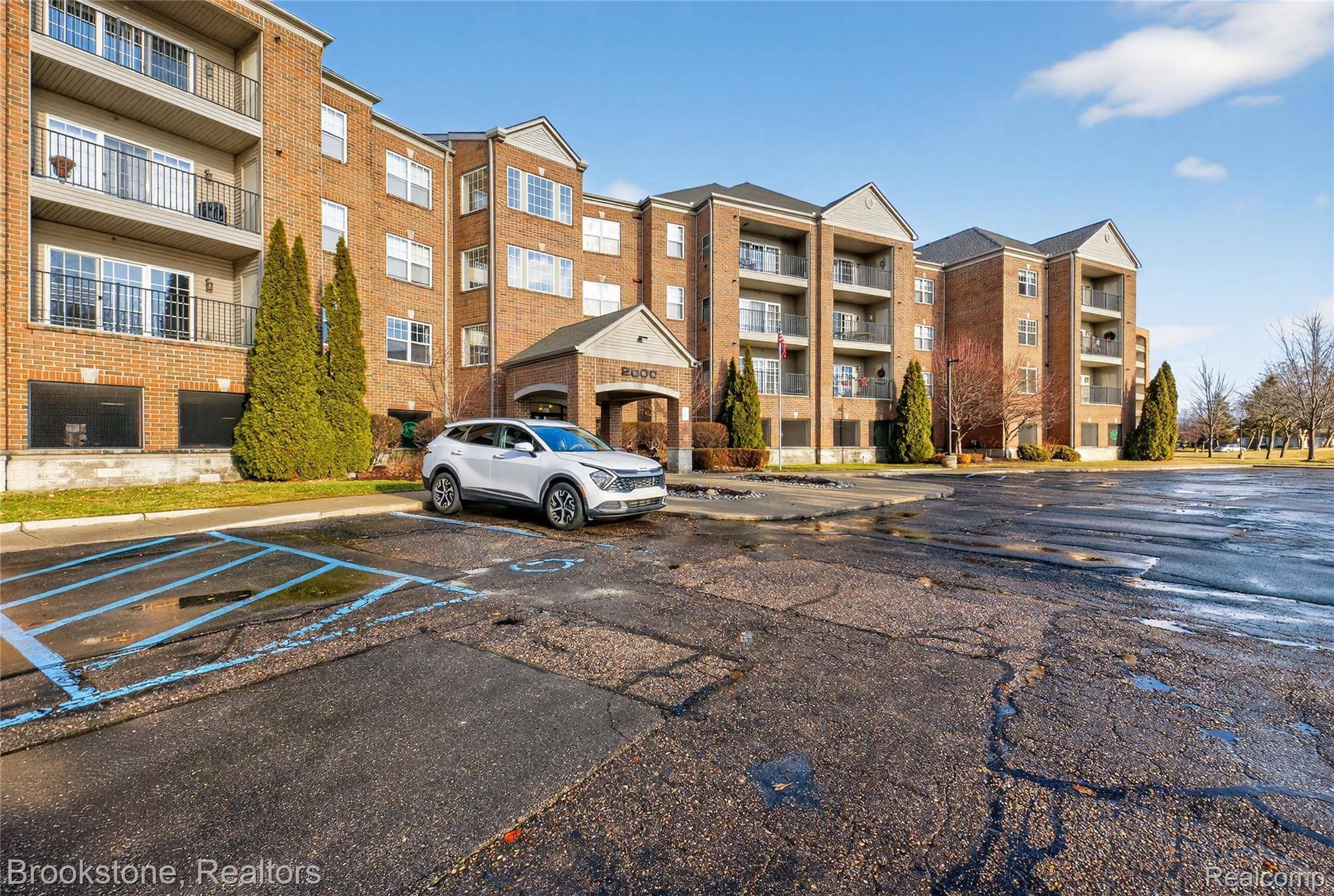 St. Clair Shores, MI 48082,2112 Country Club DR