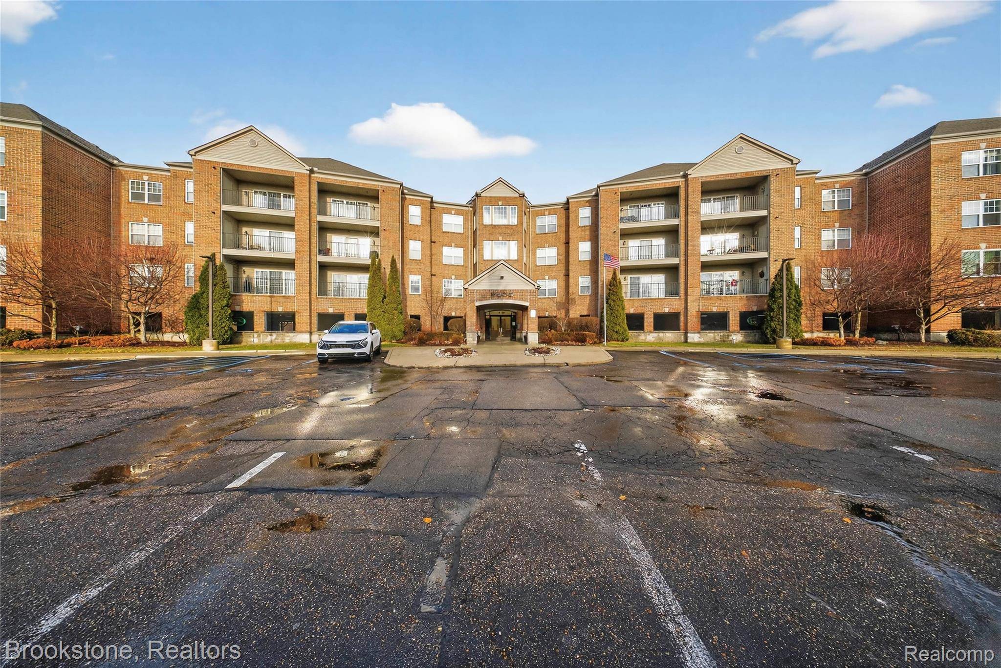 St. Clair Shores, MI 48082,2112 Country Club DR