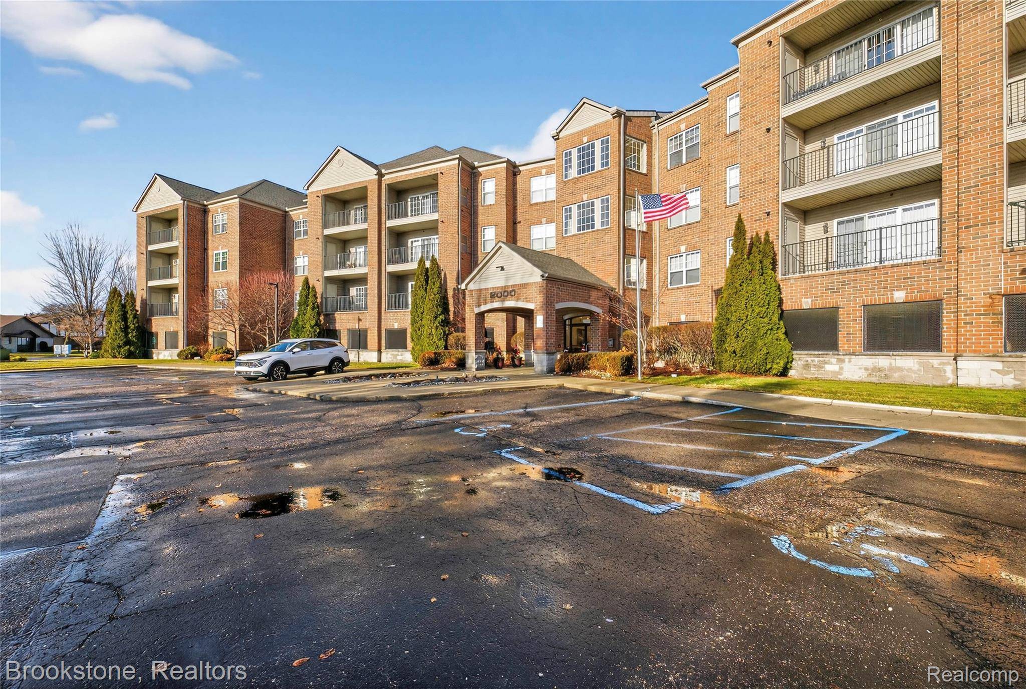 St. Clair Shores, MI 48082,2112 Country Club DR