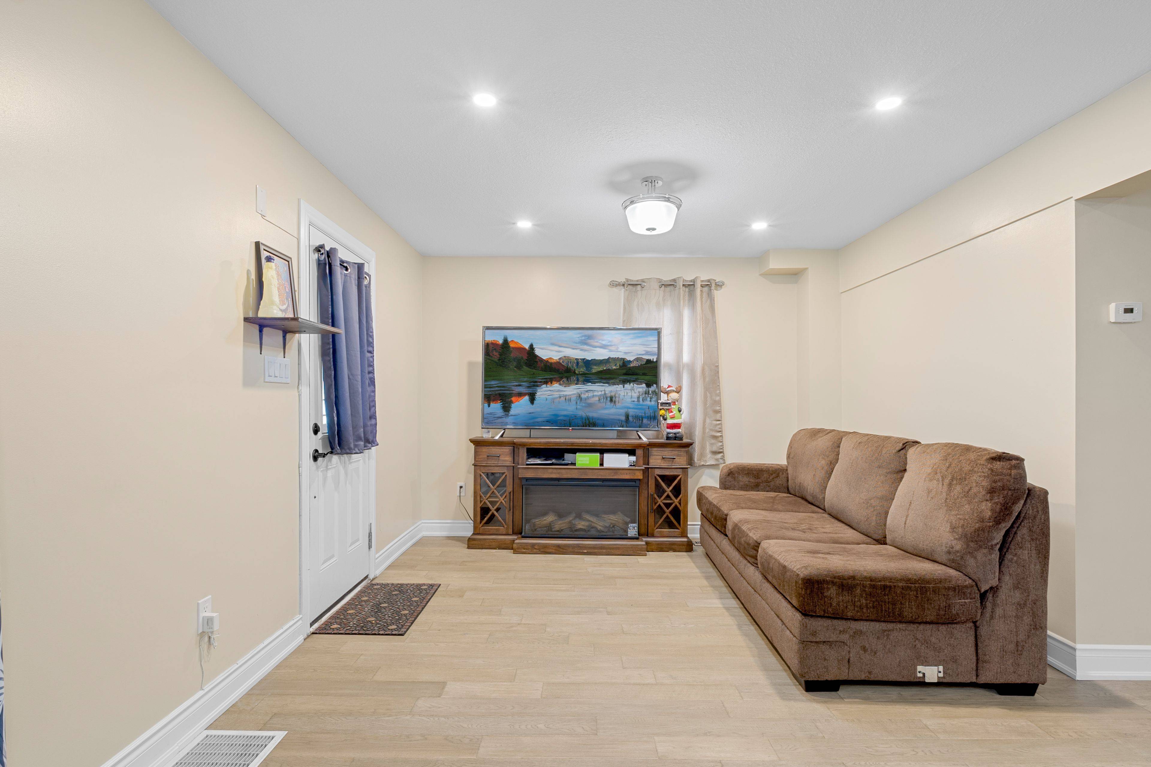 Hamilton, ON L8H 6C3,13 Lewis ST