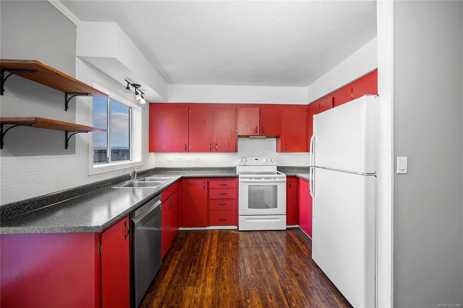 Nanaimo, BC V9R 2C8,680 PINE St