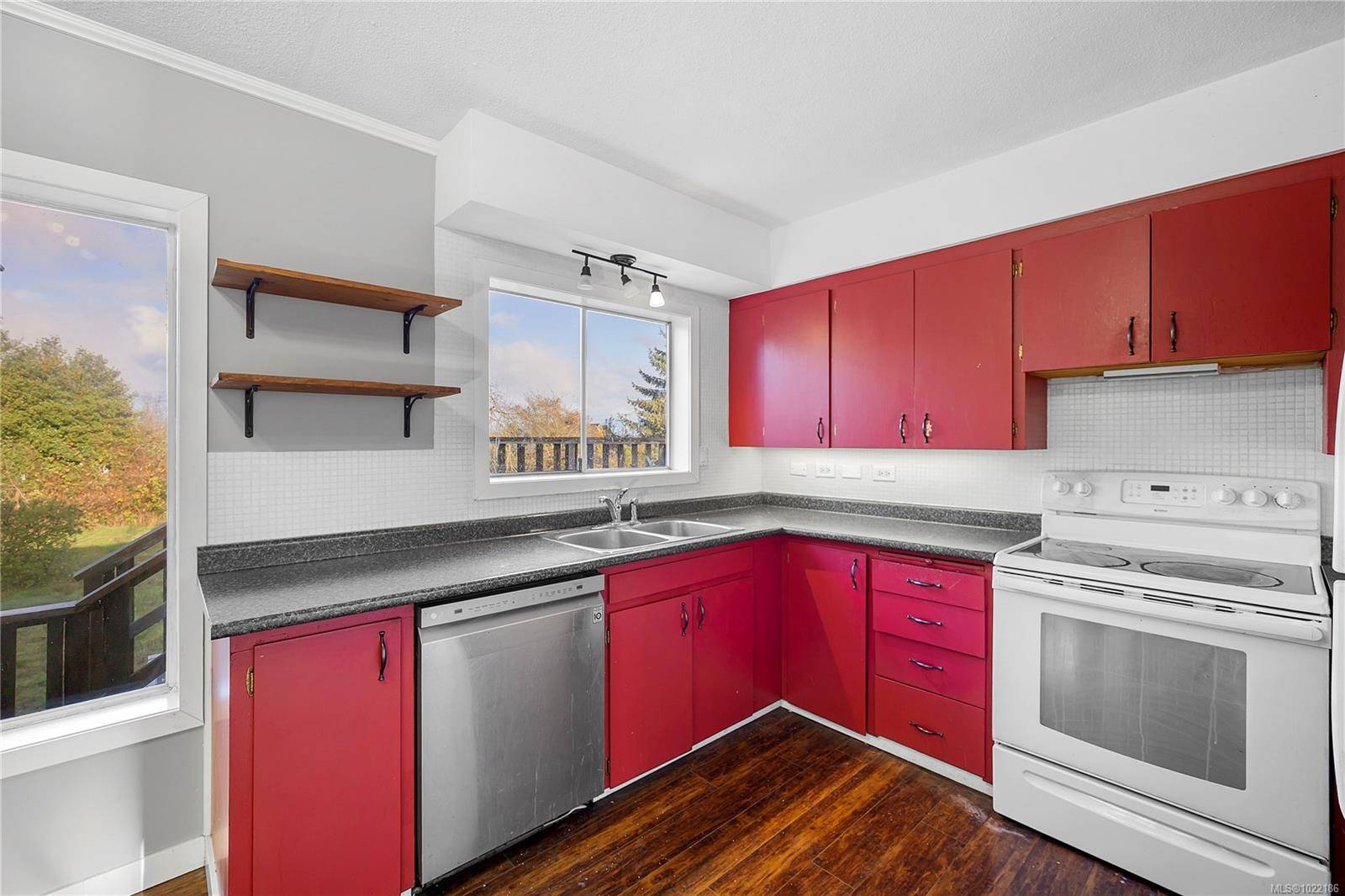 Nanaimo, BC V9R 2C8,680 PINE St