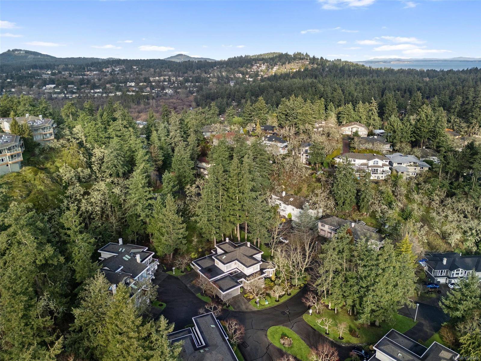Saanich, BC V8X 5G5,1063 Valewood Trail #12
