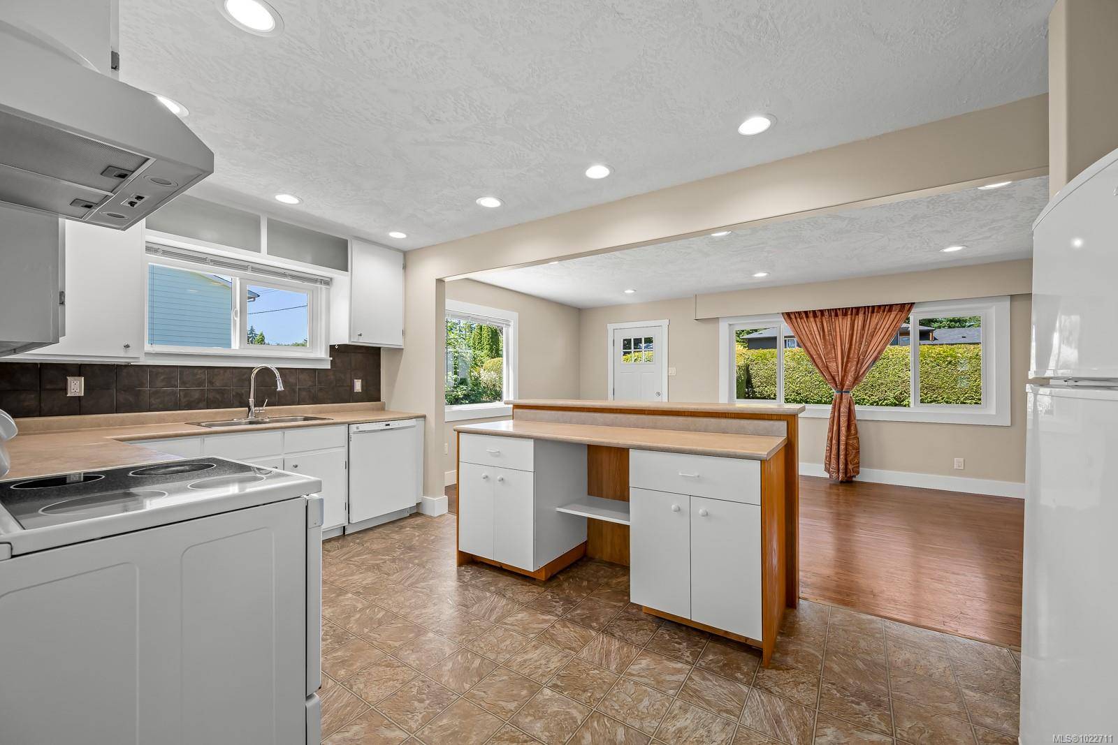 Comox, BC V9M 2C9,1825 Robb Ave