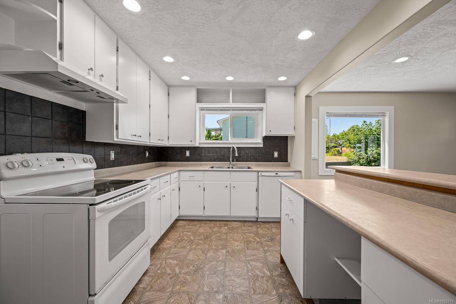 Comox, BC V9M 2C9,1825 Robb Ave