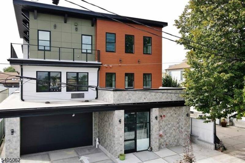 Bayonne City, NJ 07002,82-84 E 31St St #202