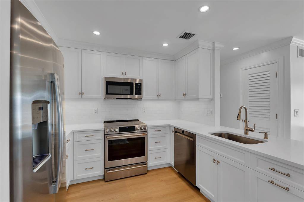 Fort Lauderdale, FL 33308,6299 Bay Club Dr #4