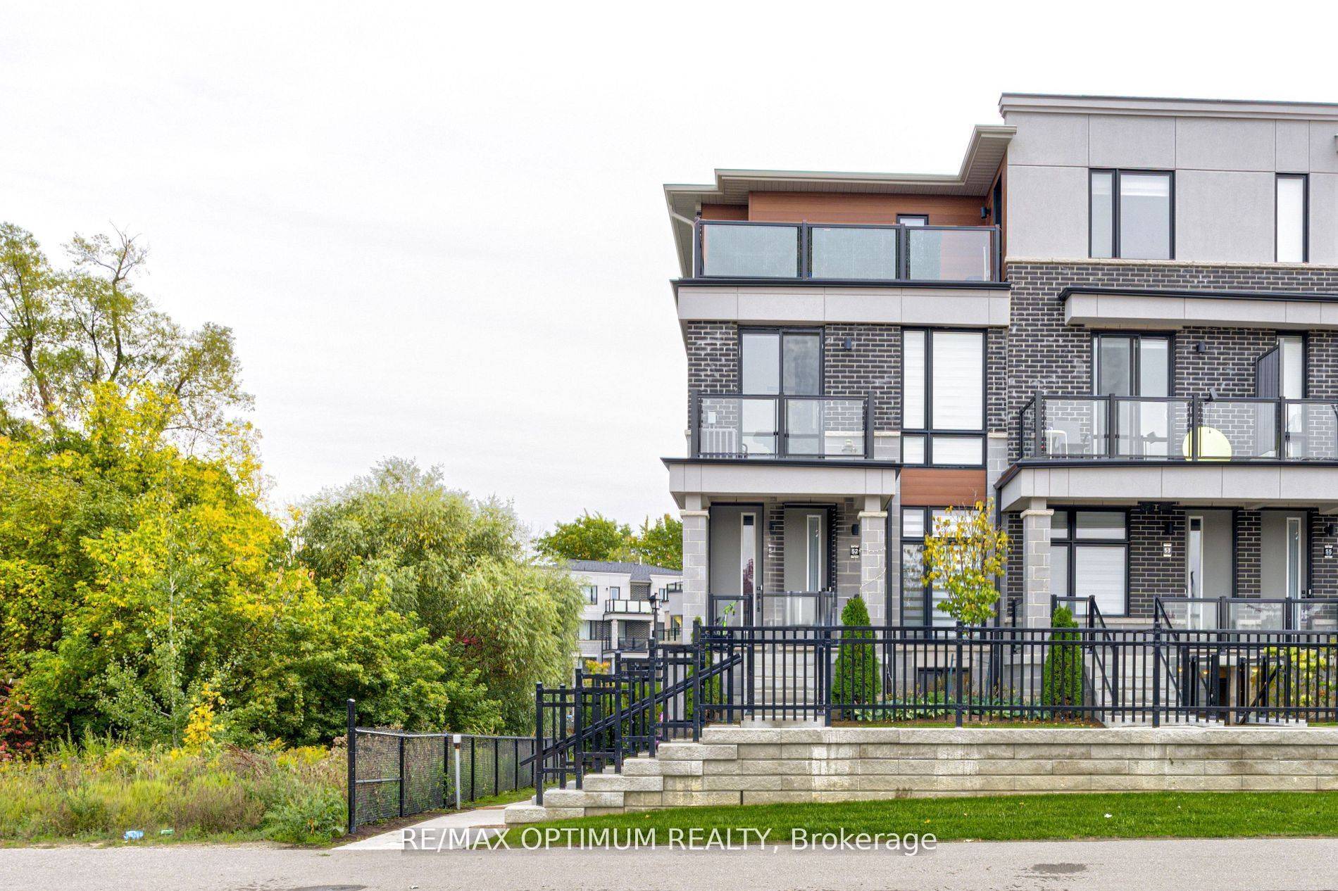 Brampton, ON L6Y 6G1,70 Knotsberry CIR #54