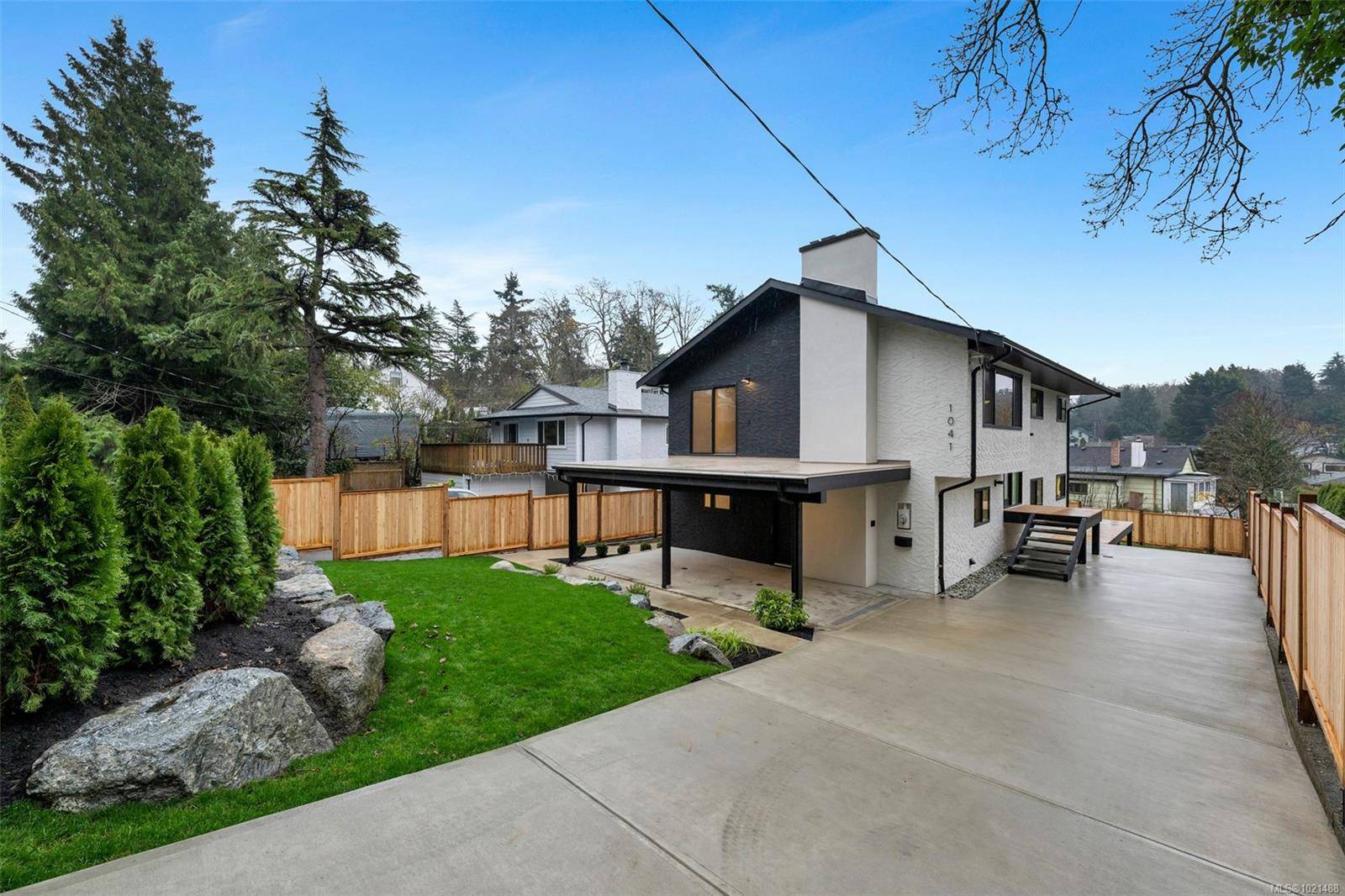 Saanich, BC V8X 3B5,1041 Hulford St