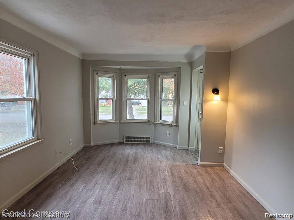 Harper Woods, MI 48225,18729 Elkhart ST