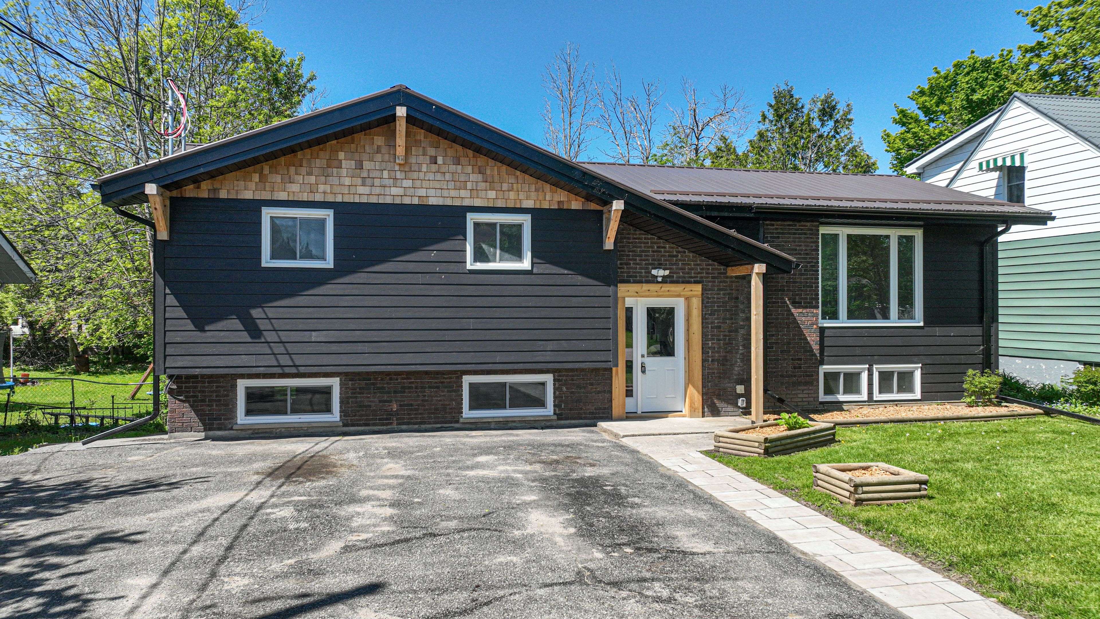 Orillia, ON L3V 4Y2,571 High ST