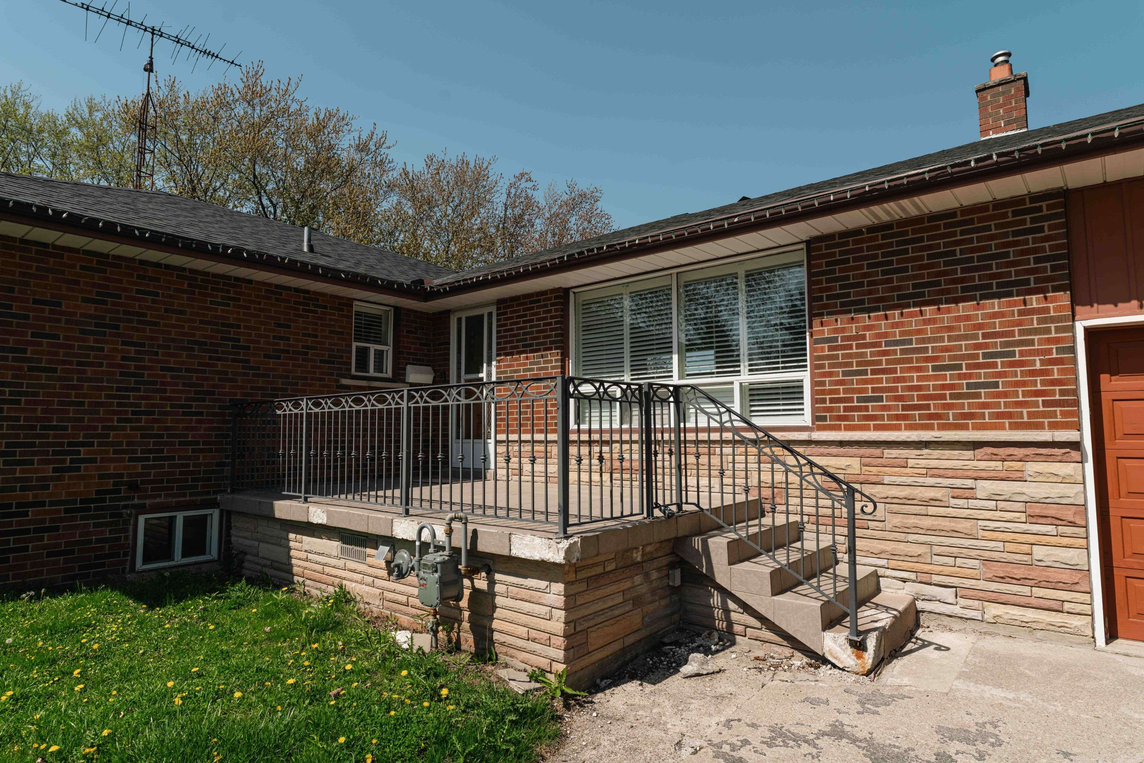 Oakville, ON L6L 4L1,365 Sandhurst DR