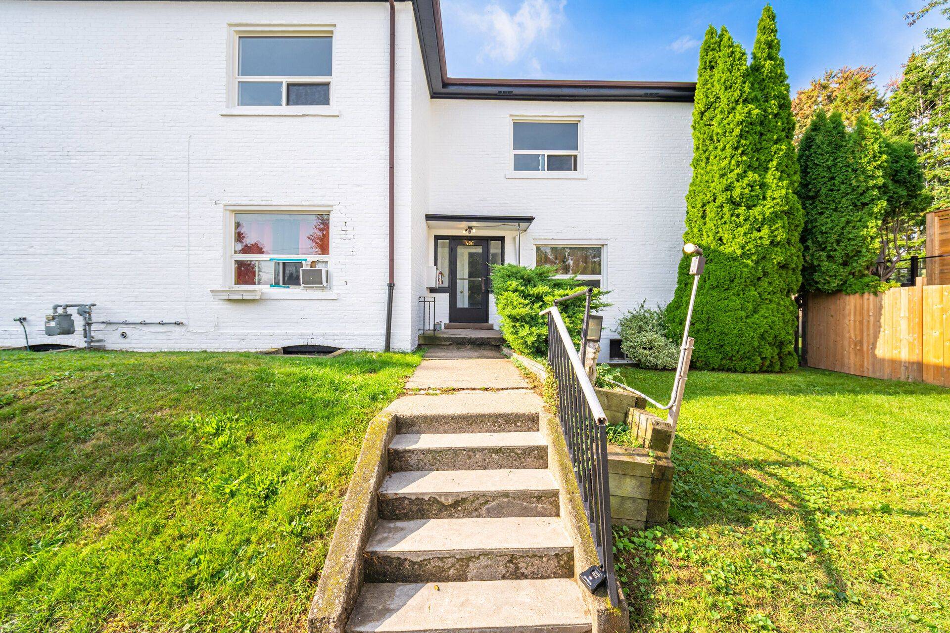 Burlington, ON L7R 2R3,486 Holtby AVE #3