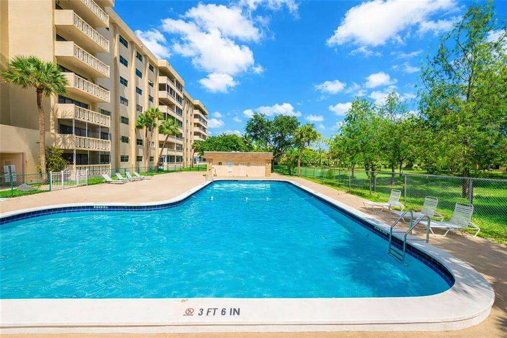 Miami, FL 33179,800 NE 195th St #606