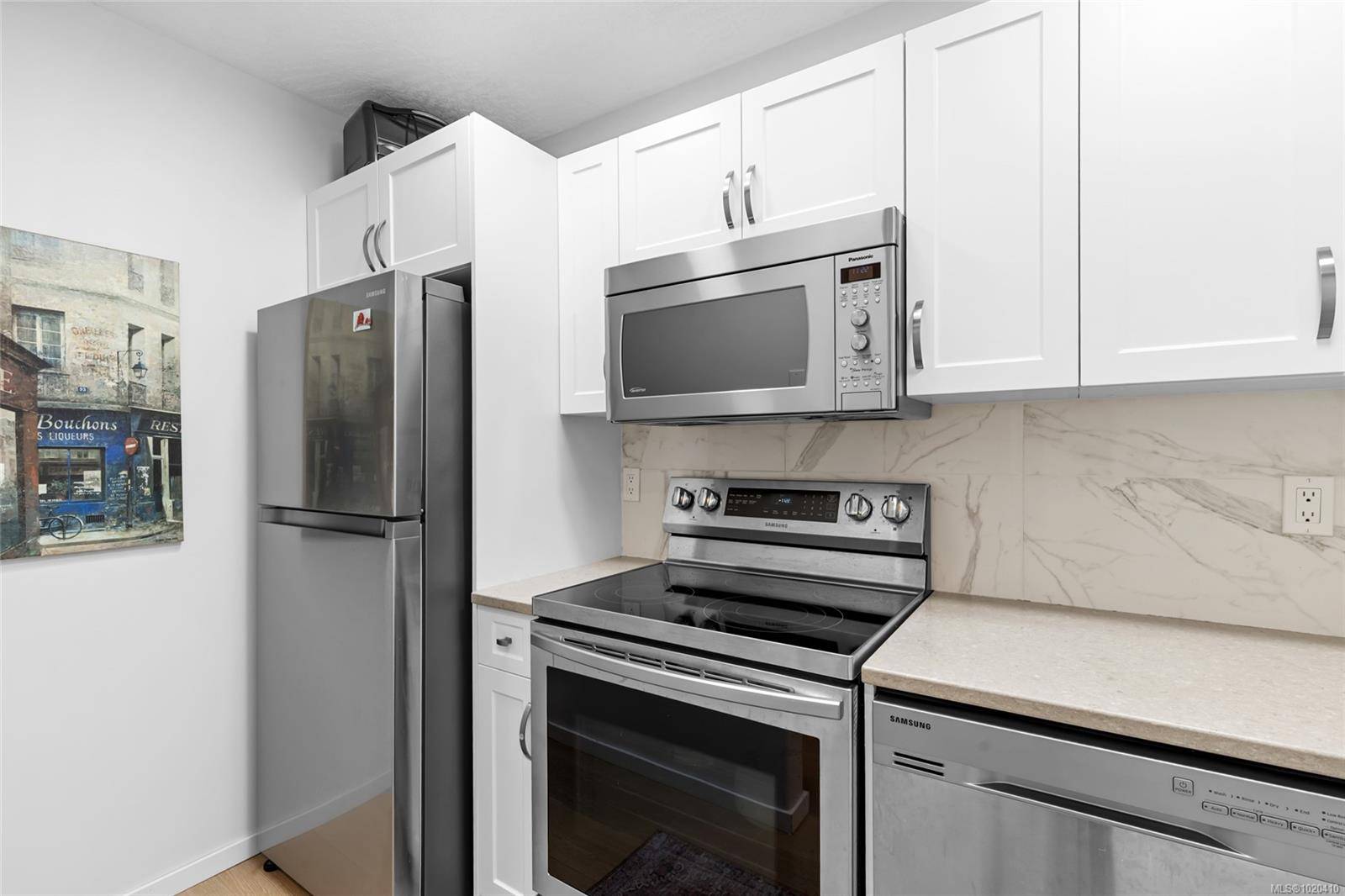 Sidney, BC V8L 2Y8,9725 Fourth St #204