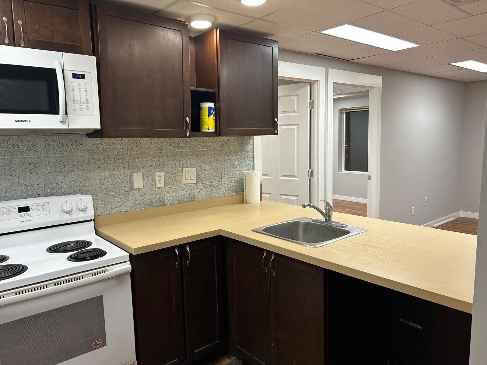 Hamilton, ON L8L 2Z7,594 Barton ST E #4