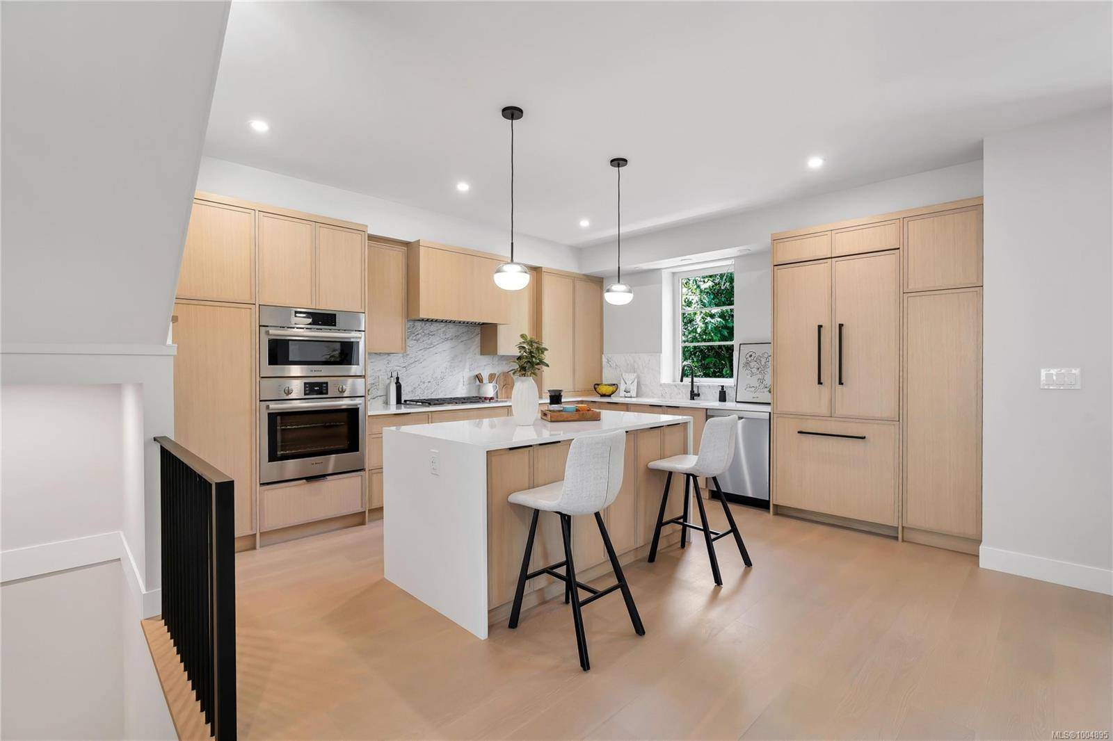 Saanich, BC V8N 1G3,2590 Penrhyn St #5