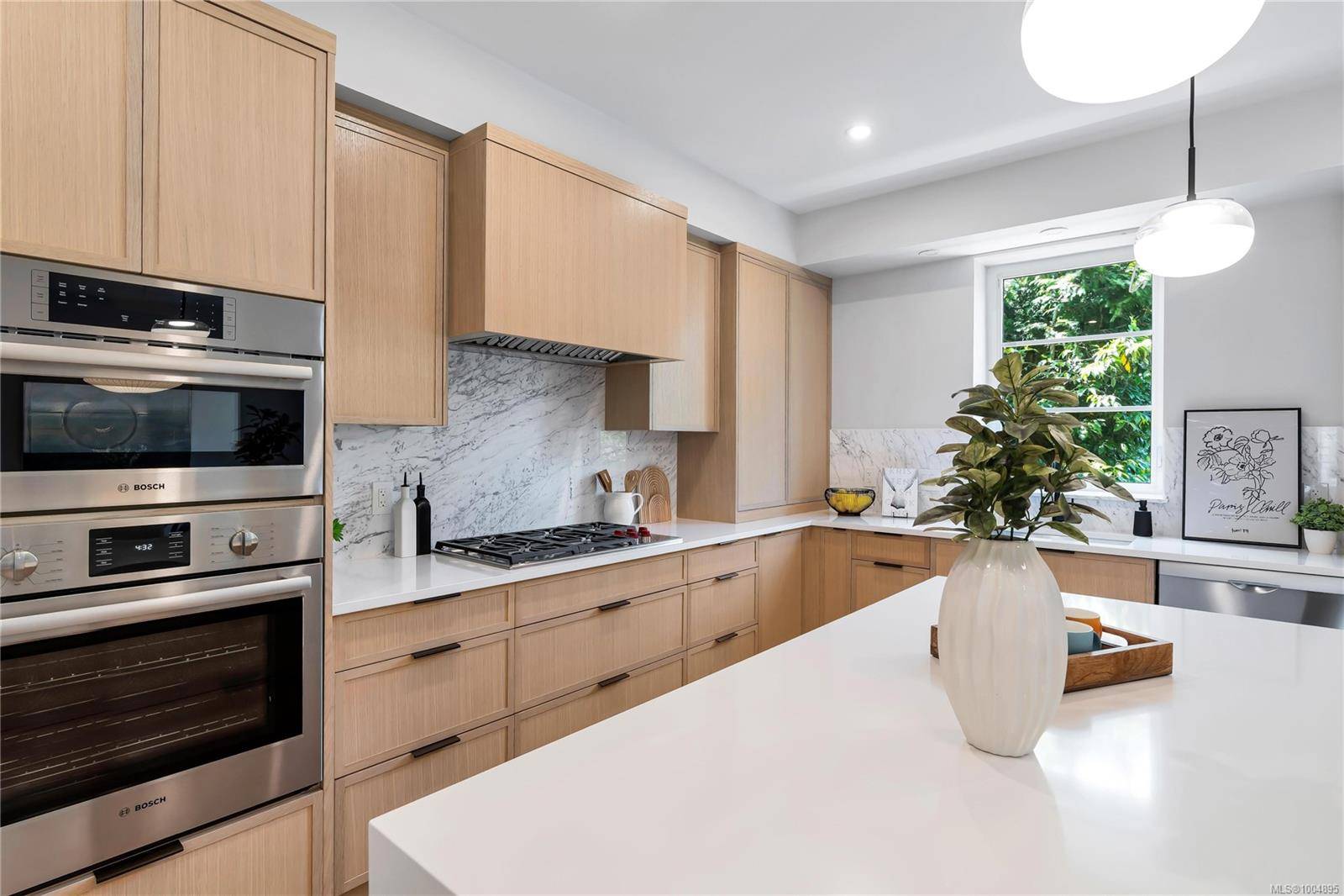 Saanich, BC V8N 1G3,2590 Penrhyn St #5