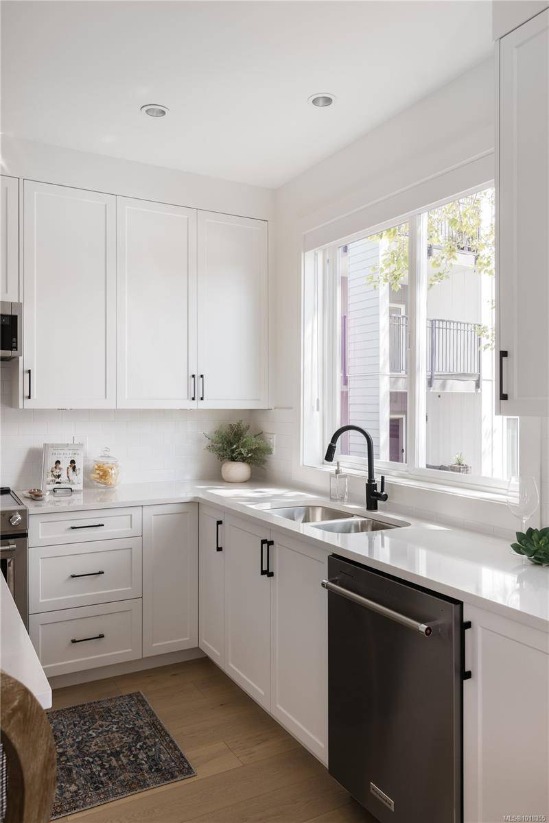 Sidney, BC V8L 2X8,10145 Fifth St #4