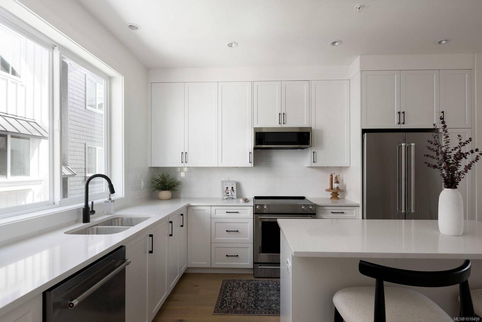 Sidney, BC V8L 2X8,10145 Fifth St #9