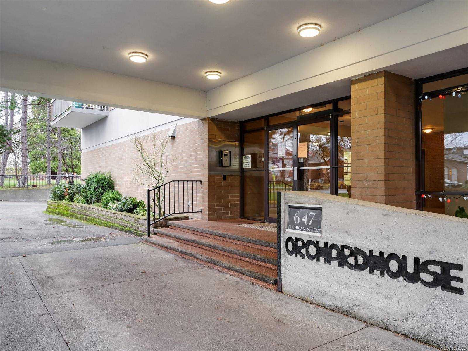 Victoria, BC V8V 1S9,647 Michigan St #2006