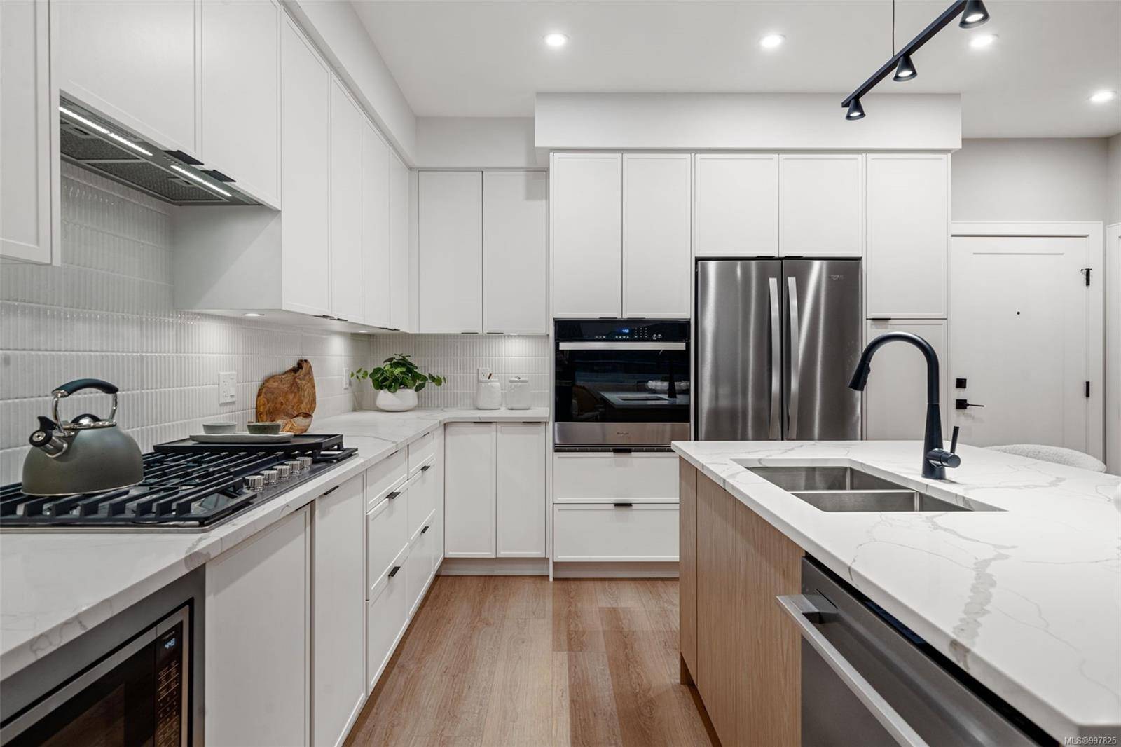 Langford, BC V9B 7E2,1810 Selenite Pl #605