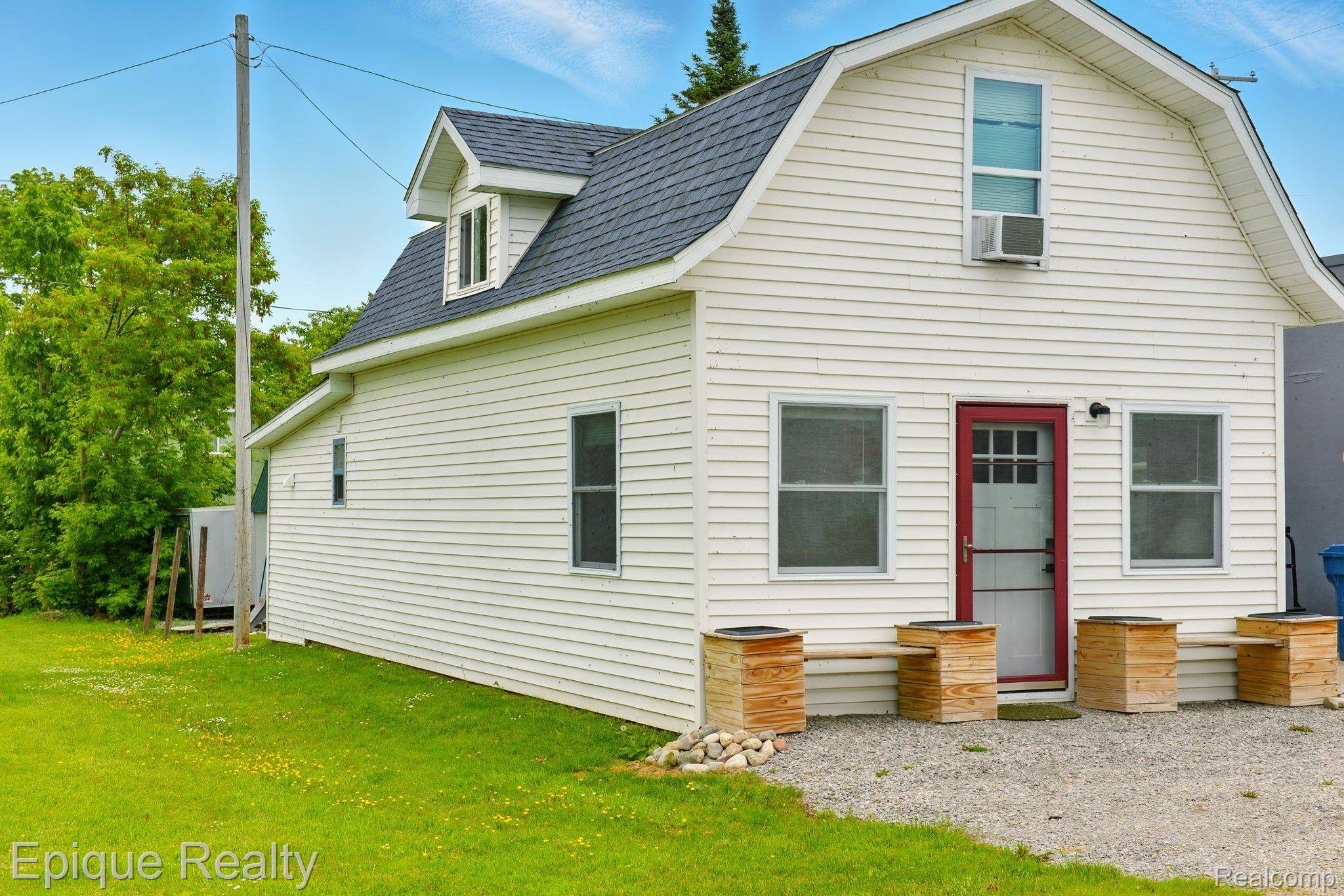 Houghton Lake Heights, MI 48630,109 Norris ST