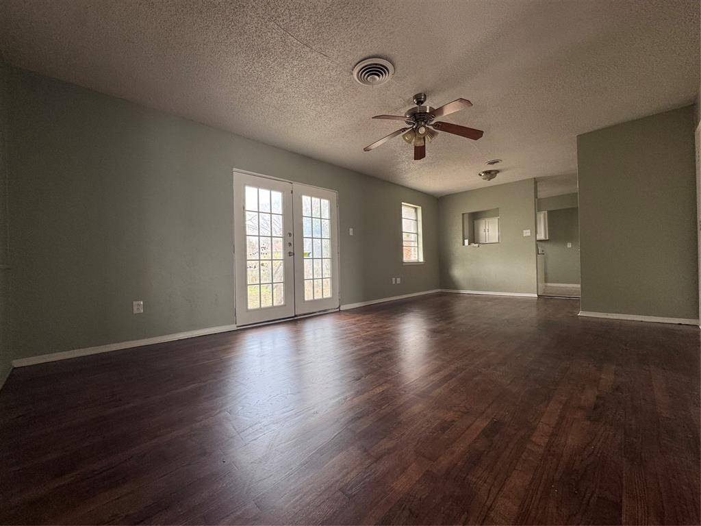 Dallas, TX 75217,811 Manhattan Drive