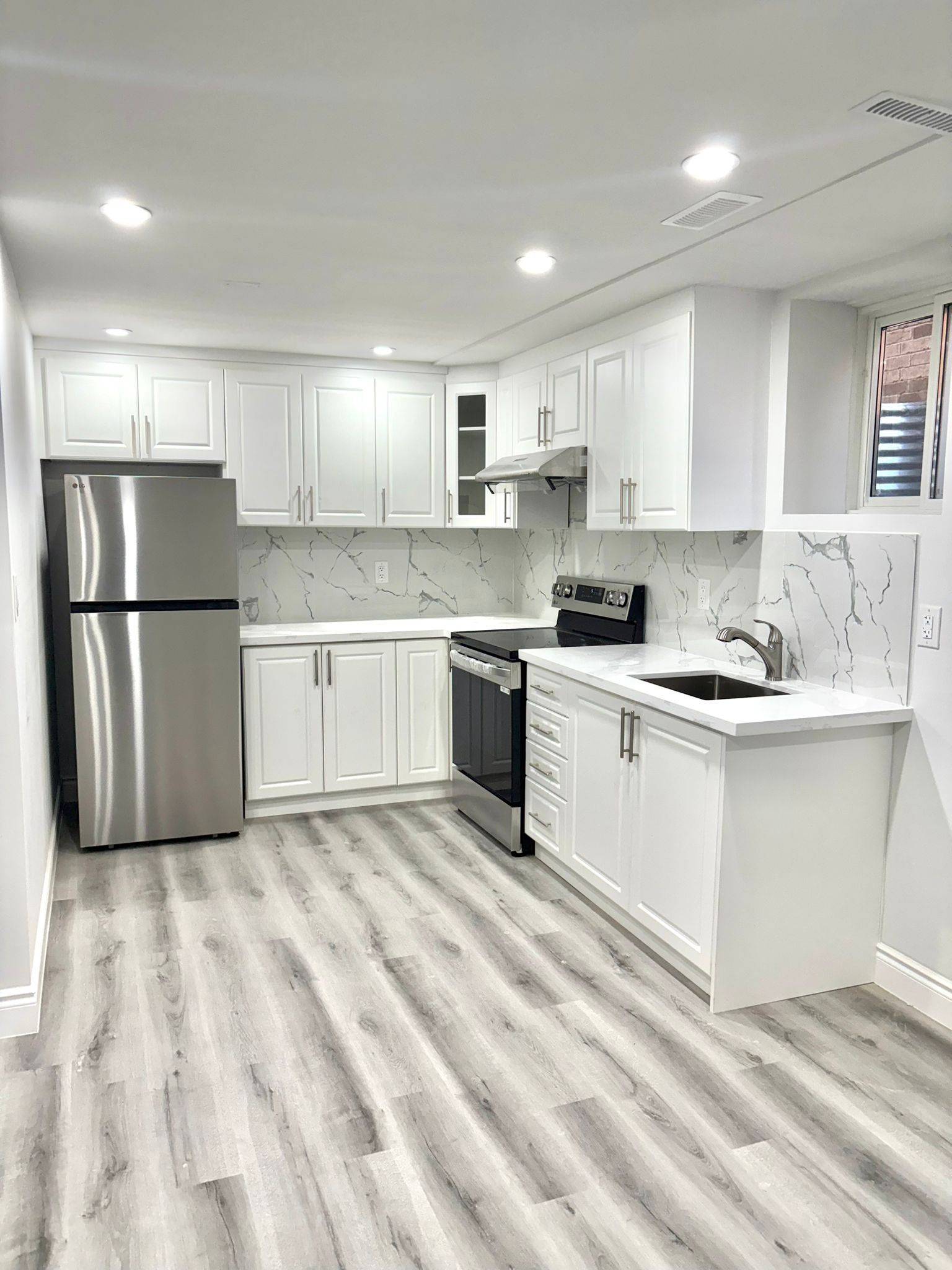 Hamilton, ON L8B 1Y6,171 Great Falls BLVD #Basement