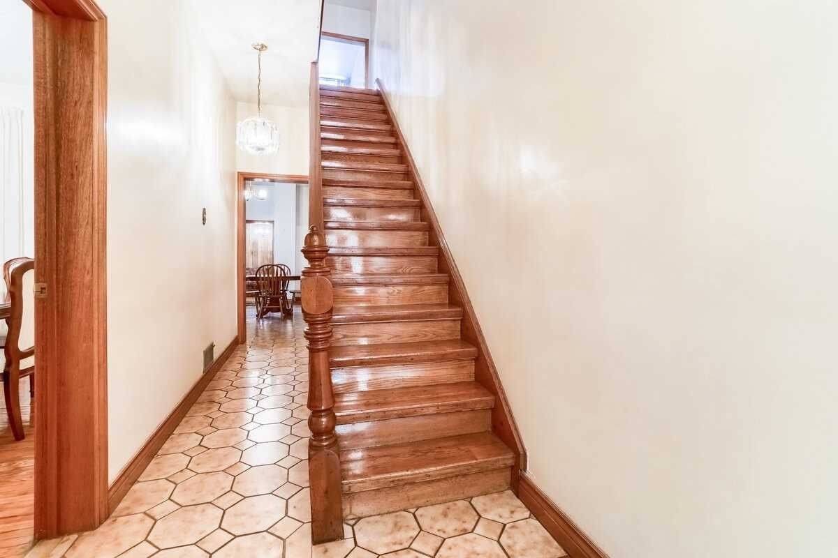 Toronto C01, ON M6J 1L2,44 Robinson ST #2FL One BR