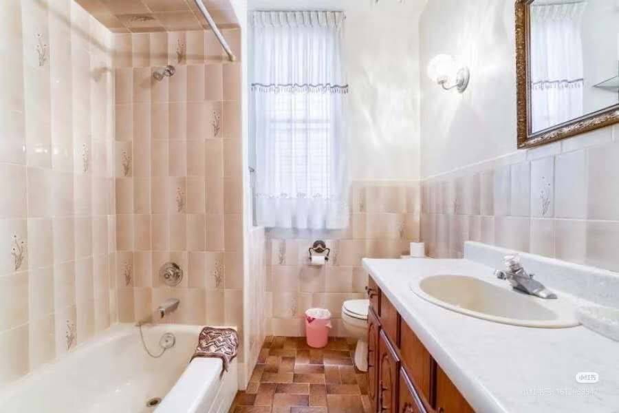 Toronto C01, ON M6J 1L2,44 Robinson ST #2FL One BR