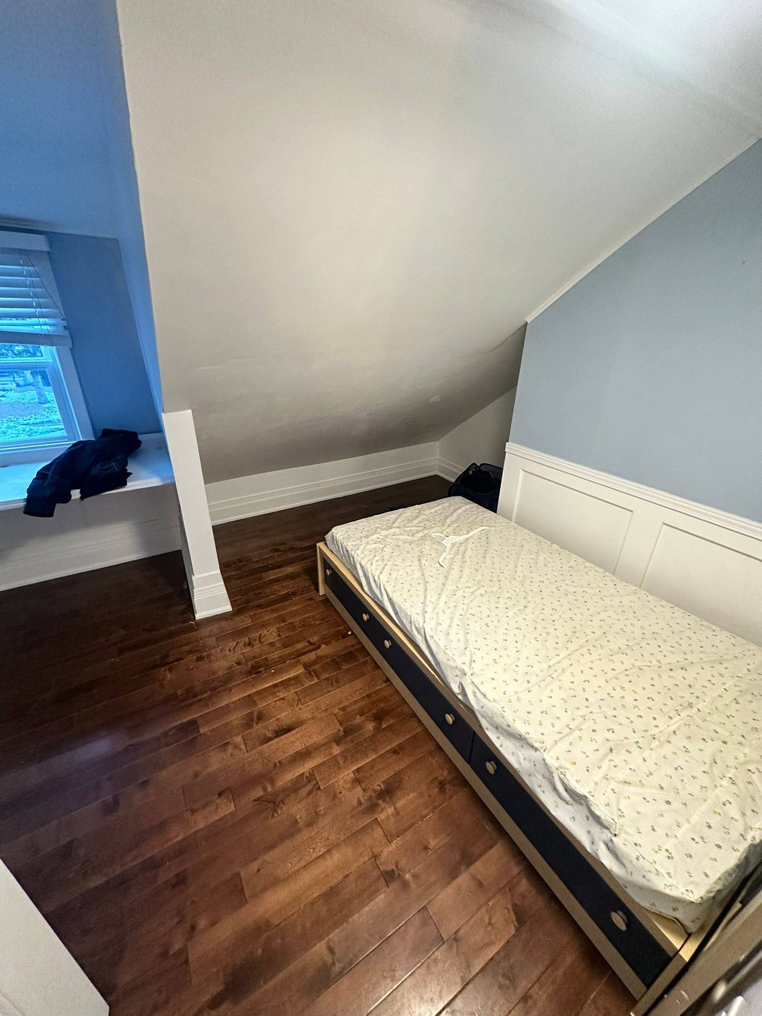 Toronto W10, ON M9V 1H4,15 College ST