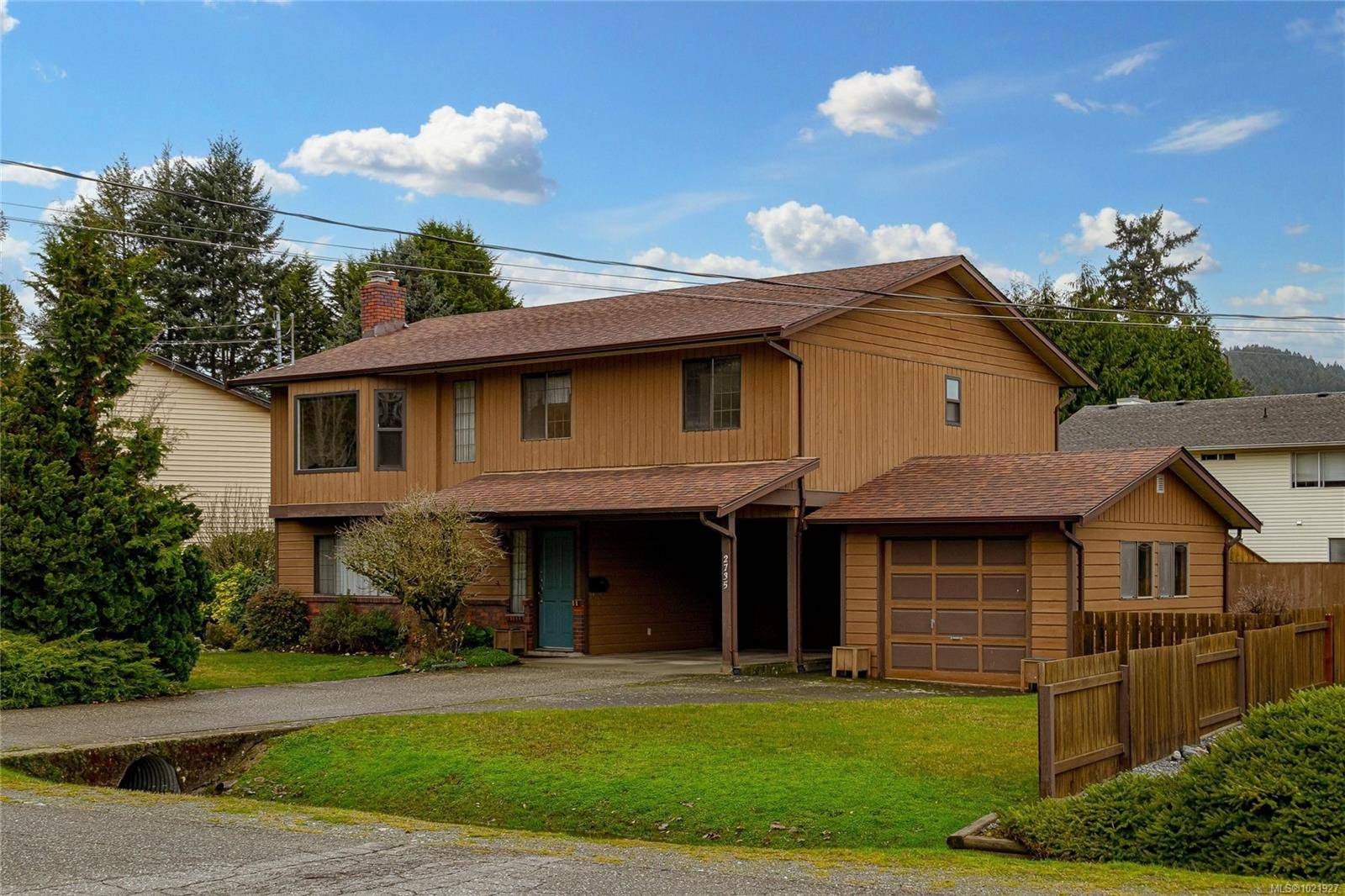 Langford, BC V9B 5B3,2735 LAKEHURST Dr