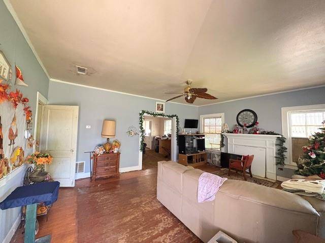 Omaha, TX 75571,201 W Daingerfield Street