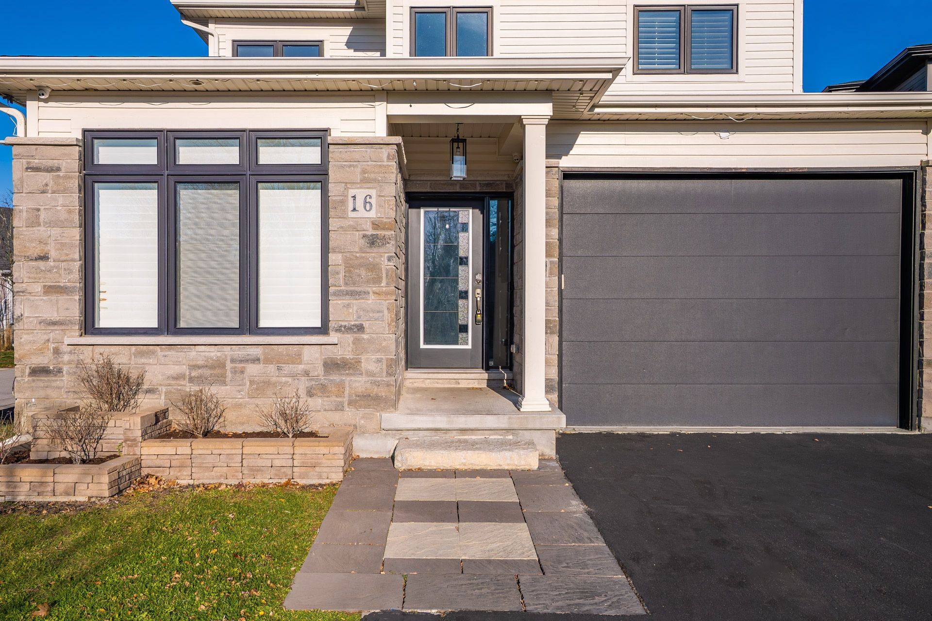 St. Catharines, ON L2N 0B1,16 Olde School CT