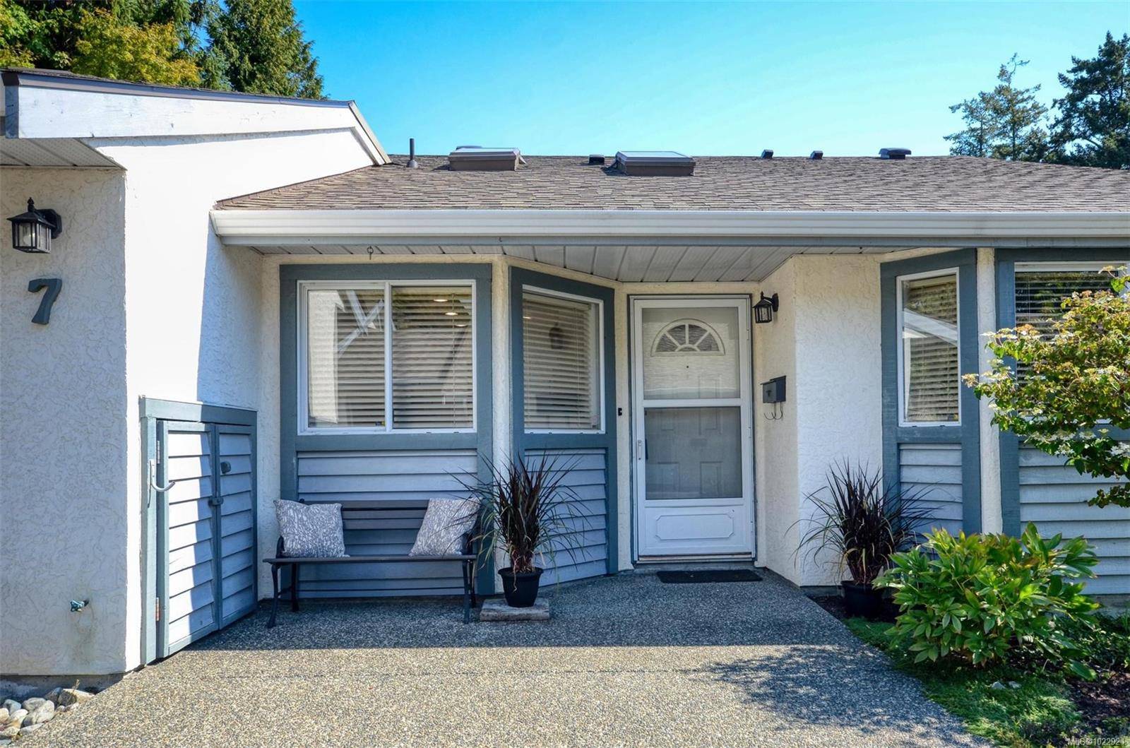 Saanich, BC V8Y 2X5,5156 Cordova Bay Rd #7