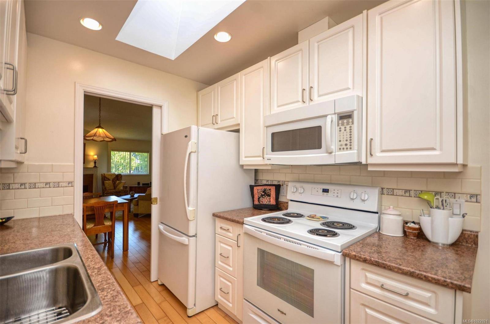 Saanich, BC V8Y 2X5,5156 Cordova Bay Rd #7