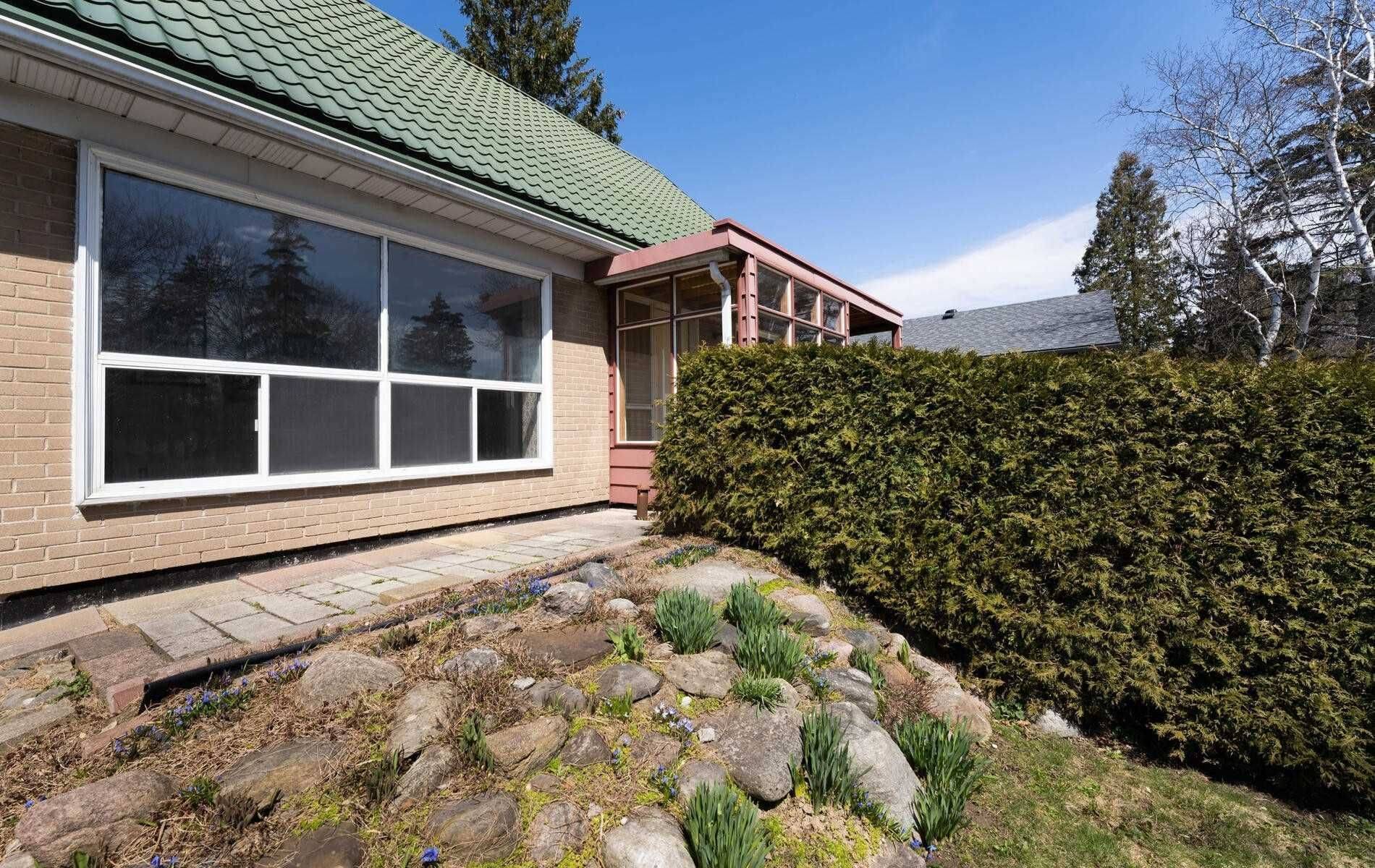 Toronto C13, ON M3B 1C2,32 Broadleaf RD