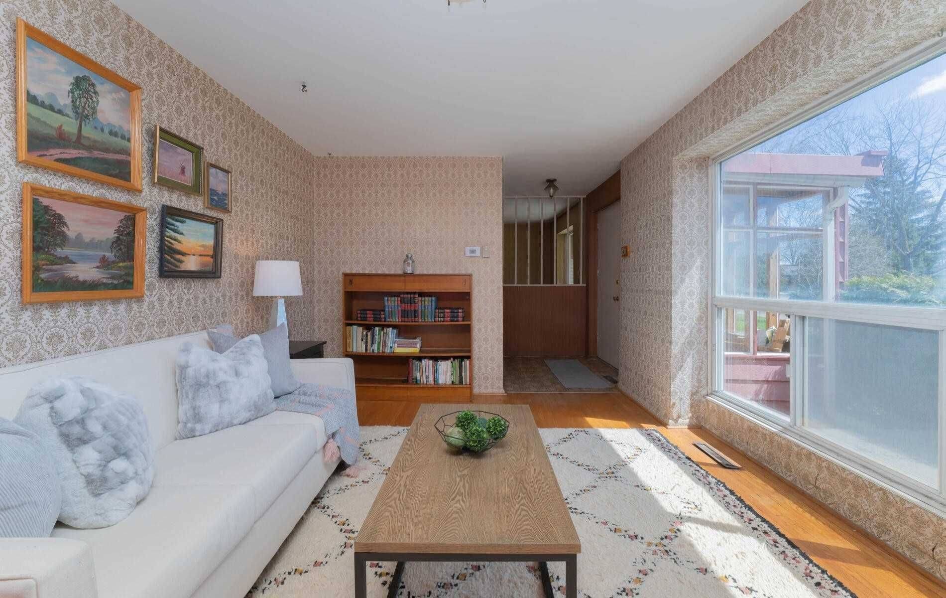 Toronto C13, ON M3B 1C2,32 Broadleaf RD