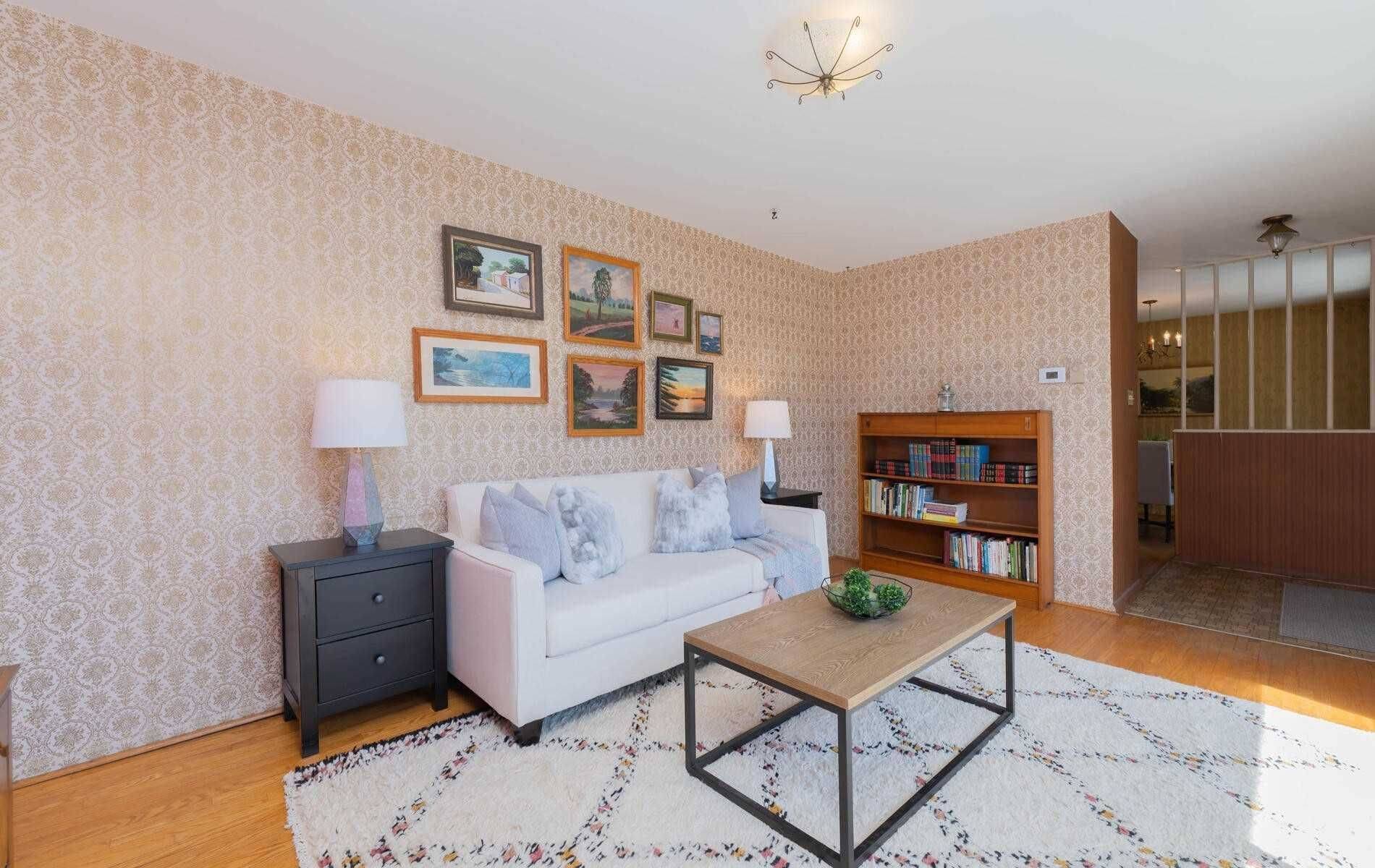 Toronto C13, ON M3B 1C2,32 Broadleaf RD