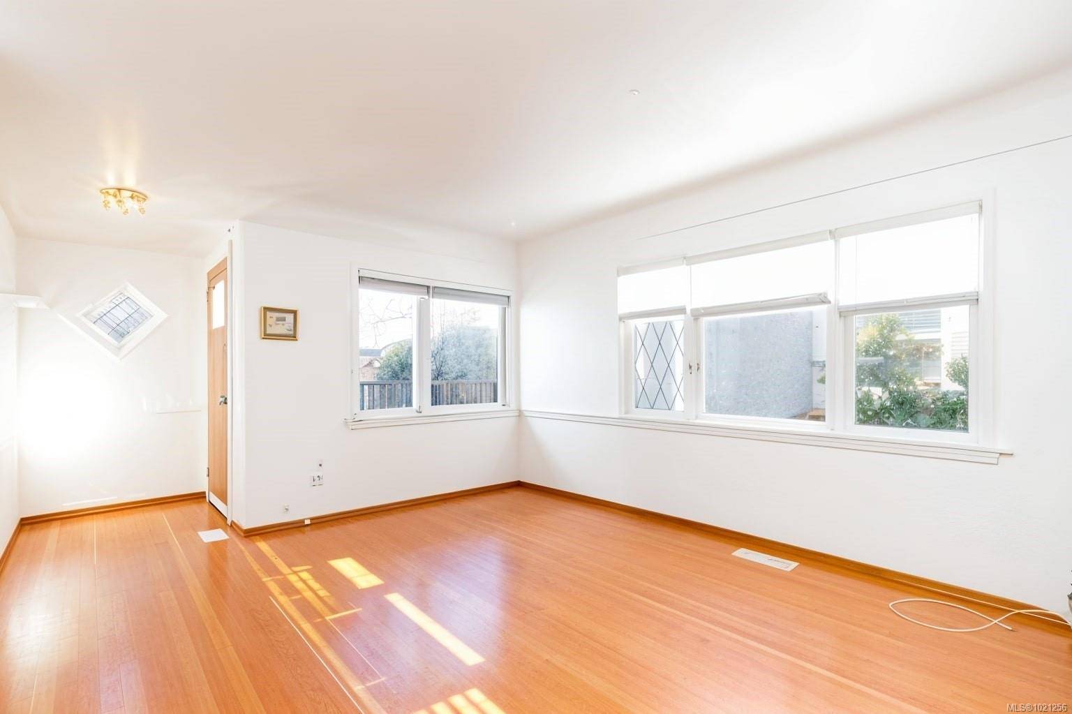 Victoria, BC V8R 2K8,1645 Haultain St