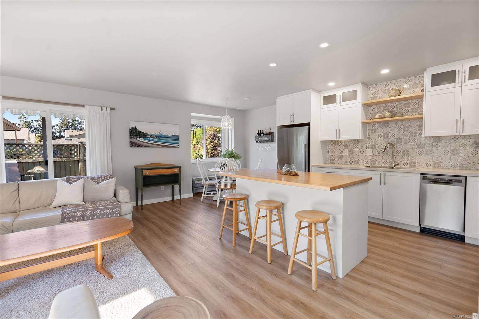 Sidney, BC V8L 3B3,10008 Third St #6