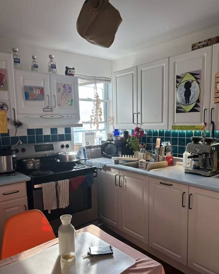 Toronto C01, ON M6G 3T7,706 Ossington AVE #Third