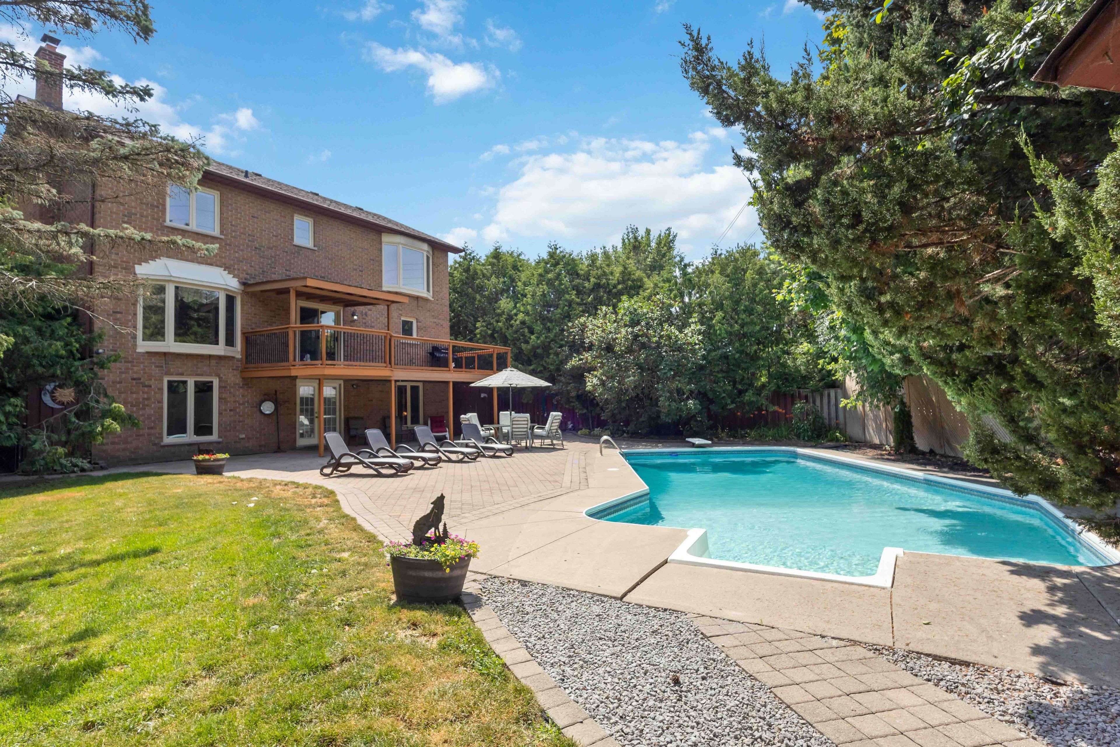 Whitby, ON L1N 7Y6,44 Henderson DR