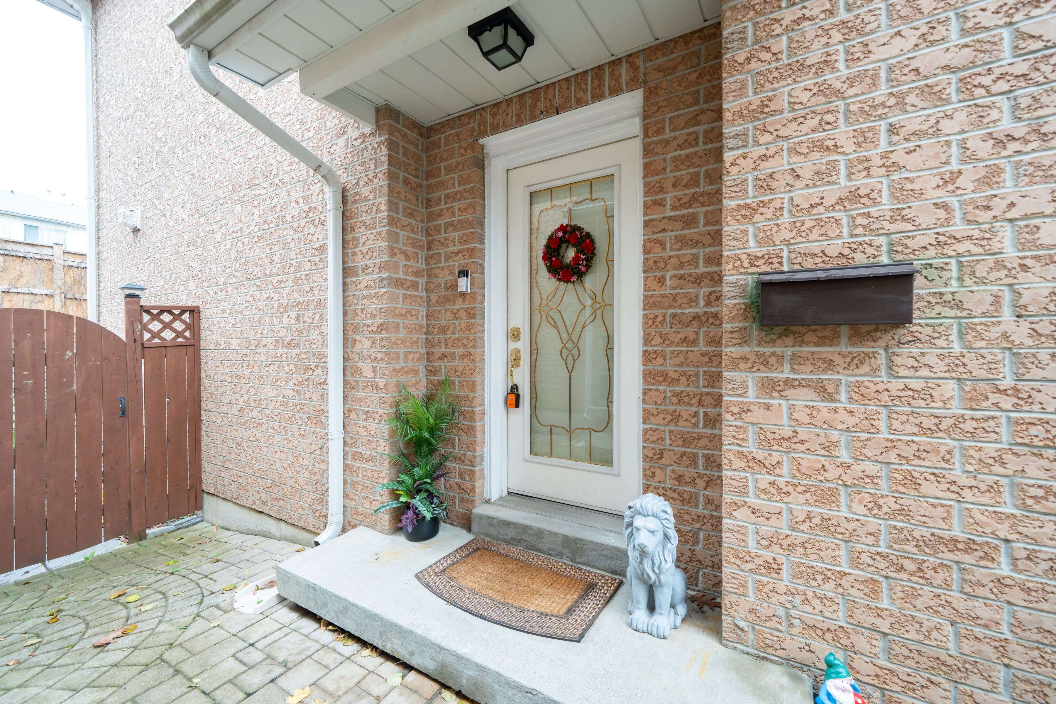 Newmarket, ON L3Y 8M8,370 Riddell CT #21