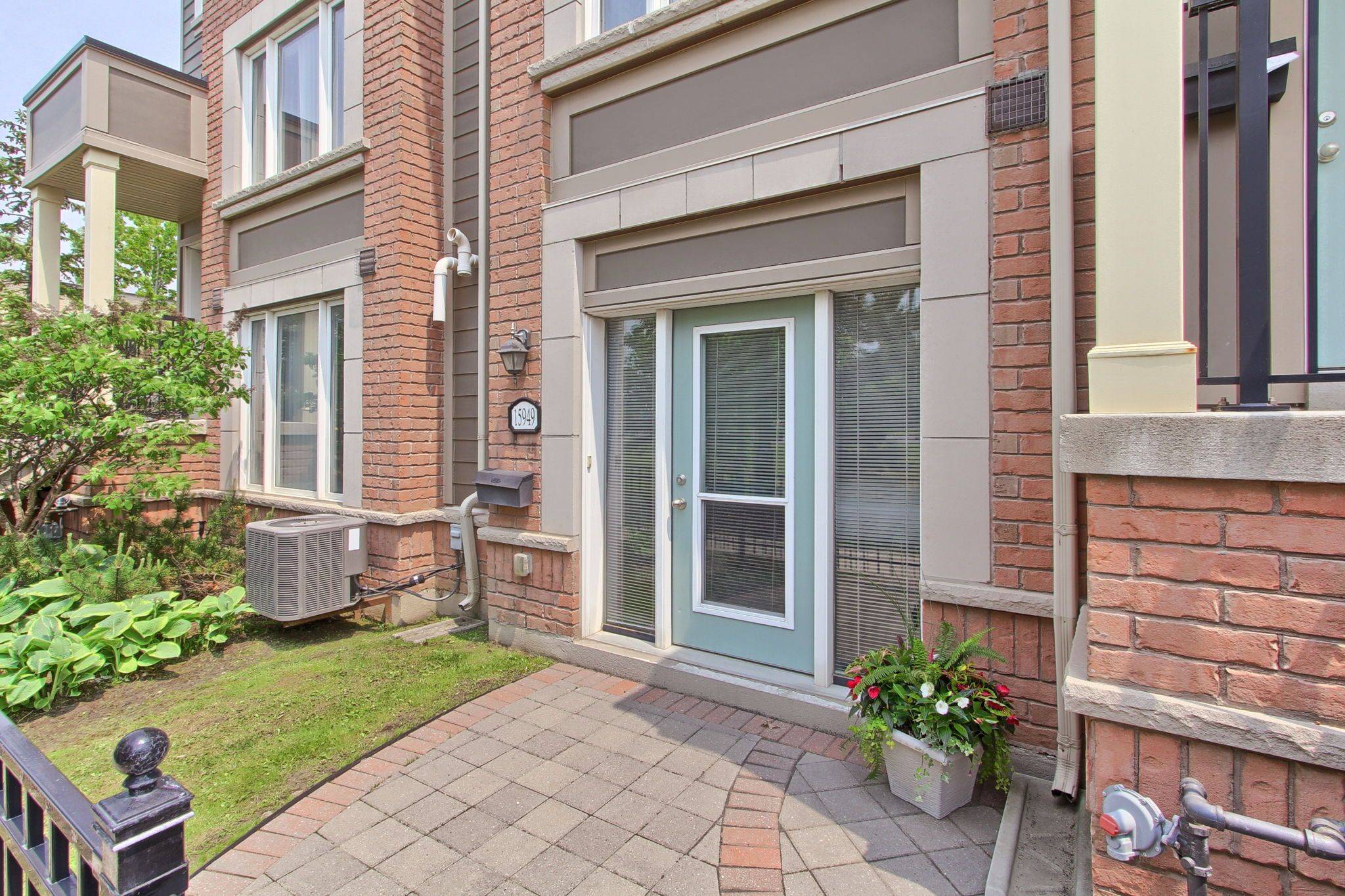 Aurora, ON L4G 0S3,15949 Bayview AVE #4