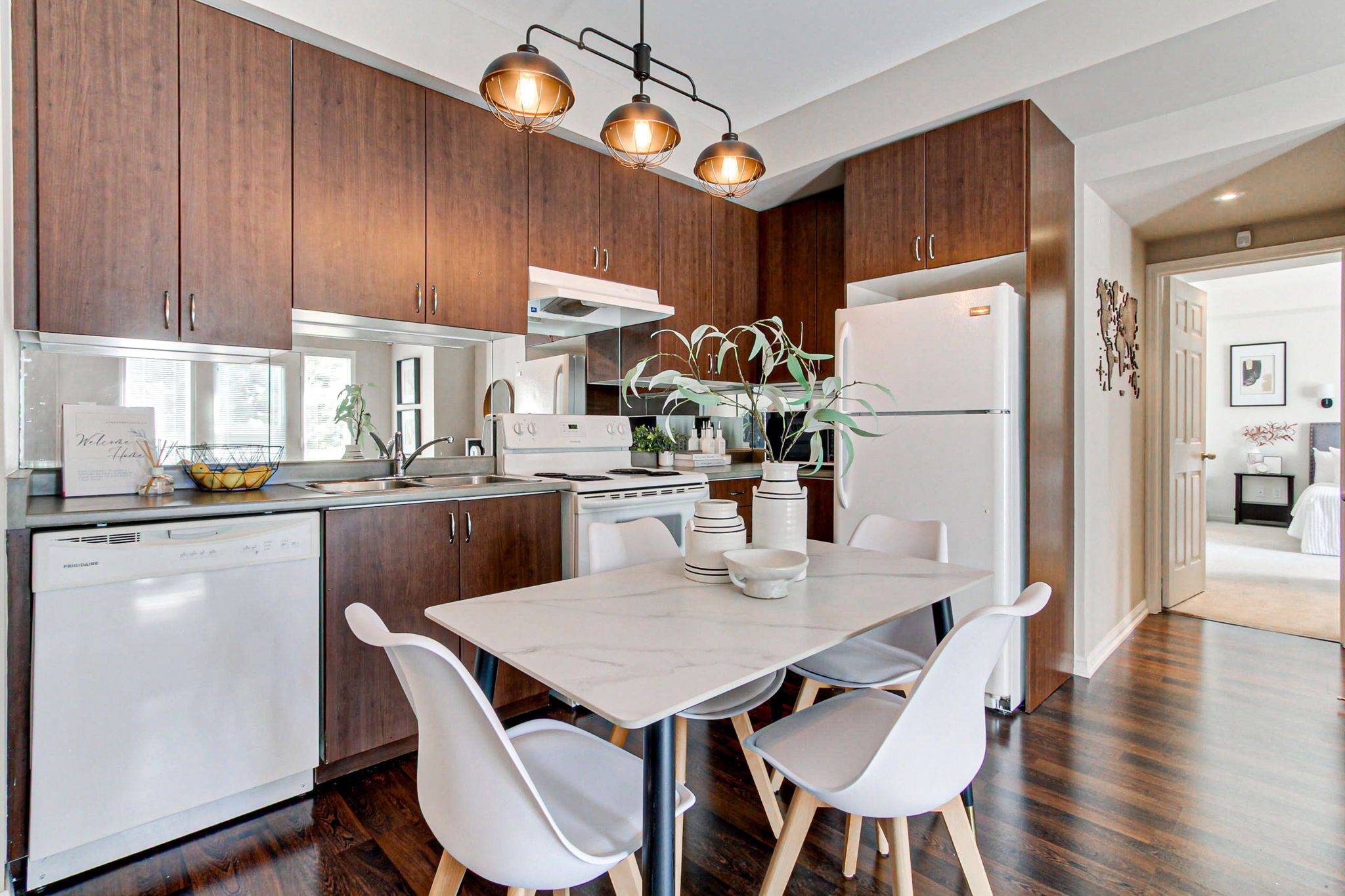 Aurora, ON L4G 0S3,15949 Bayview AVE #4