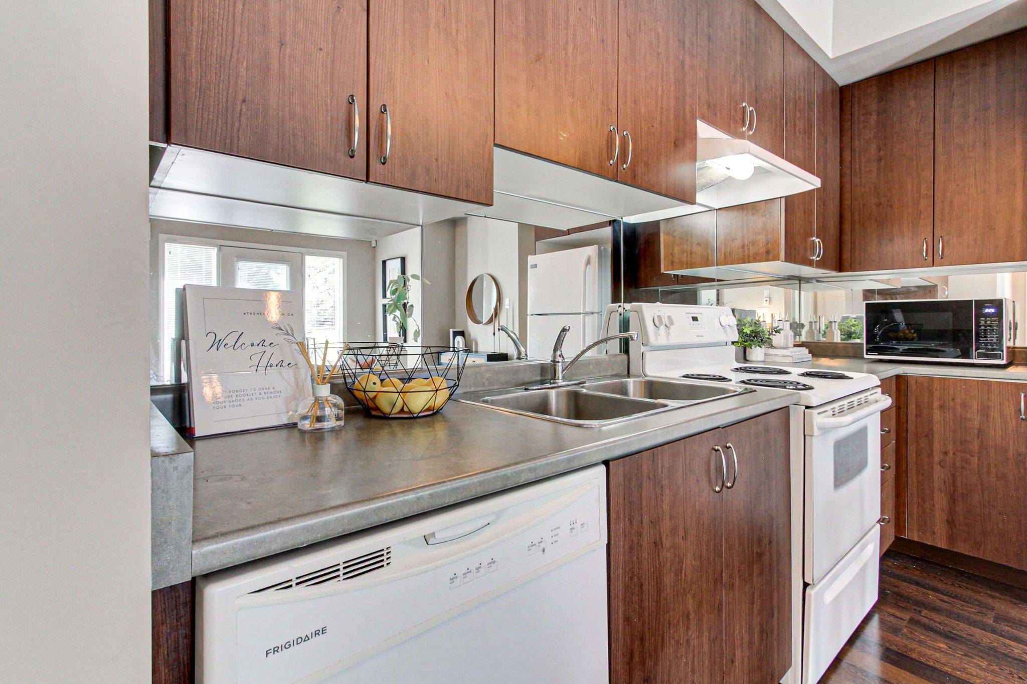 Aurora, ON L4G 0S3,15949 Bayview AVE #4