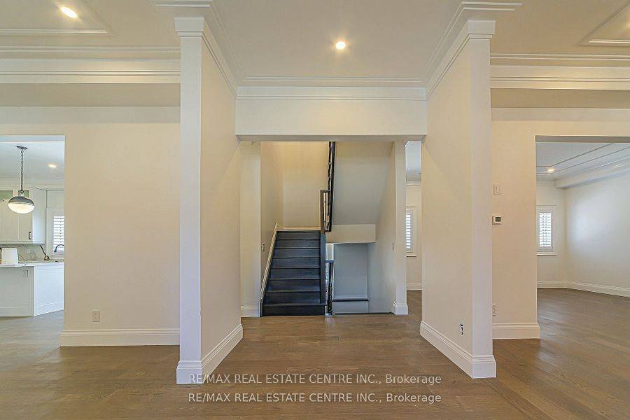 Brampton, ON L6S 1A9,1 Hawthorn CRES